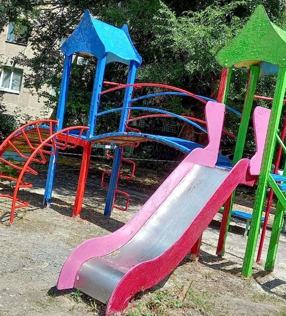 Иван Адамец: В рамках единого санитарного дня "Чистый четверг", работники УК Куйбышевского района выполняли работы по благоустройству детских площадок и придомовой территории