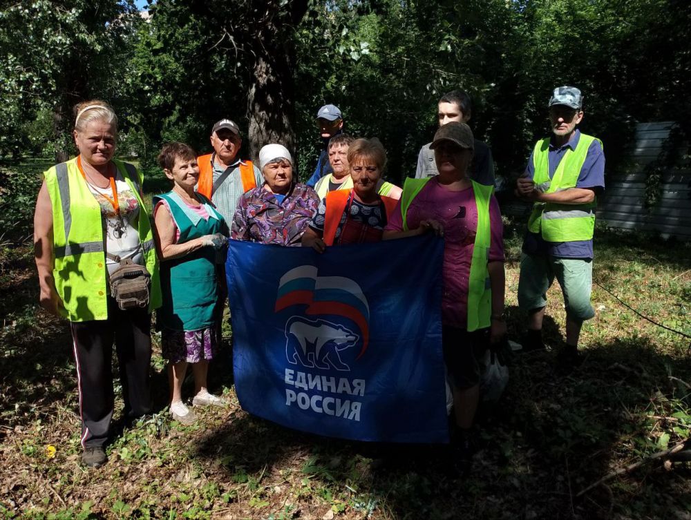 Юрий Будрин: Сегодня в рамках проведения партийного проекта "Городская среда" жилищной организацией ООО "Мастеркласс" проведены работы по покосу сорных трав, уборке случайного мусора на бесхозной территории вдоль улицы Петровского