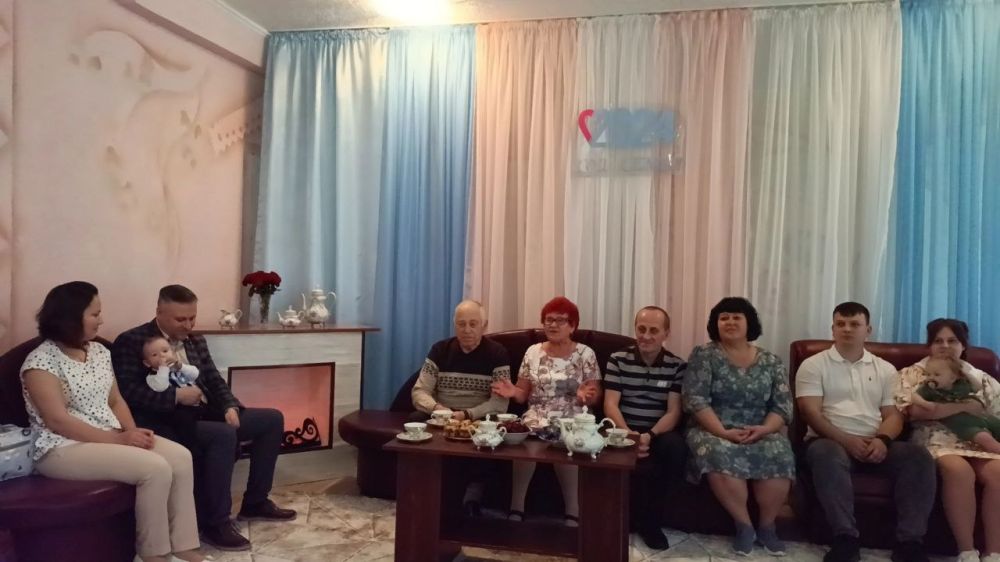 Юрий Будрин: В рамках Года семьи в МБДОУ "Ясли-сад N 76 г. онецка" была организована встреча с семьёй Поляковой Лидии Алексеевны, проработавшей в нашем дошкольном учреждении немного и немало, а 36 лет