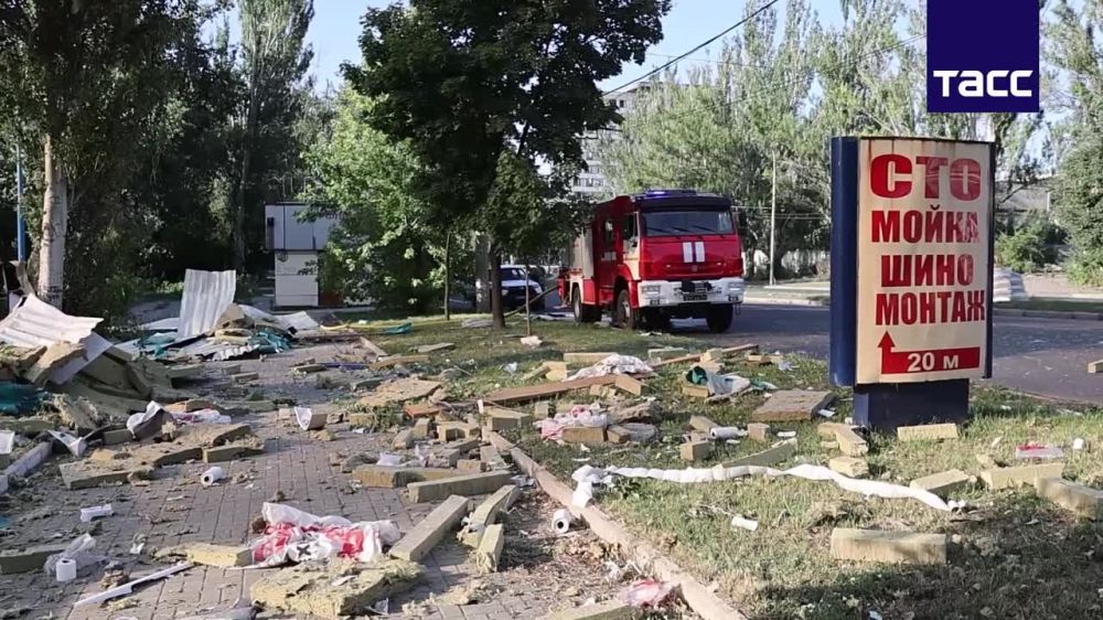 Кадры ракетного удара ВСУ по супермаркету на Киевском проспекте в Донецке