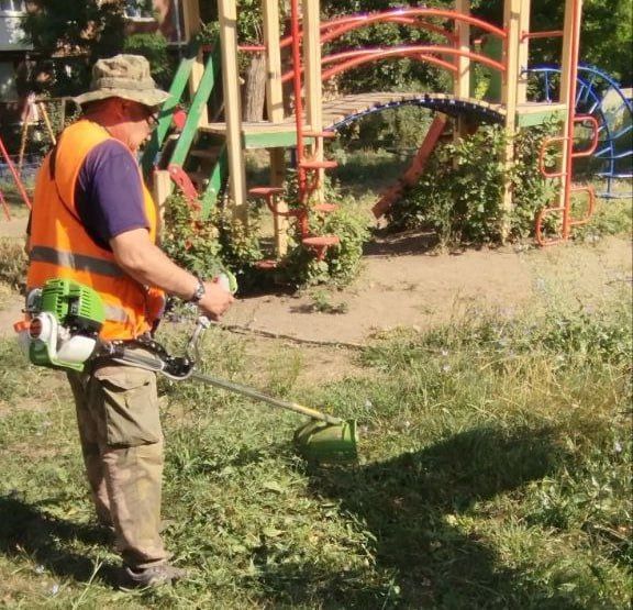 Иван Адамец: В рамках единого санитарного дня "Чистый четверг", в Куйбышевском районе, выполнялись работы по благоустройству детских площадок и придомовой территории