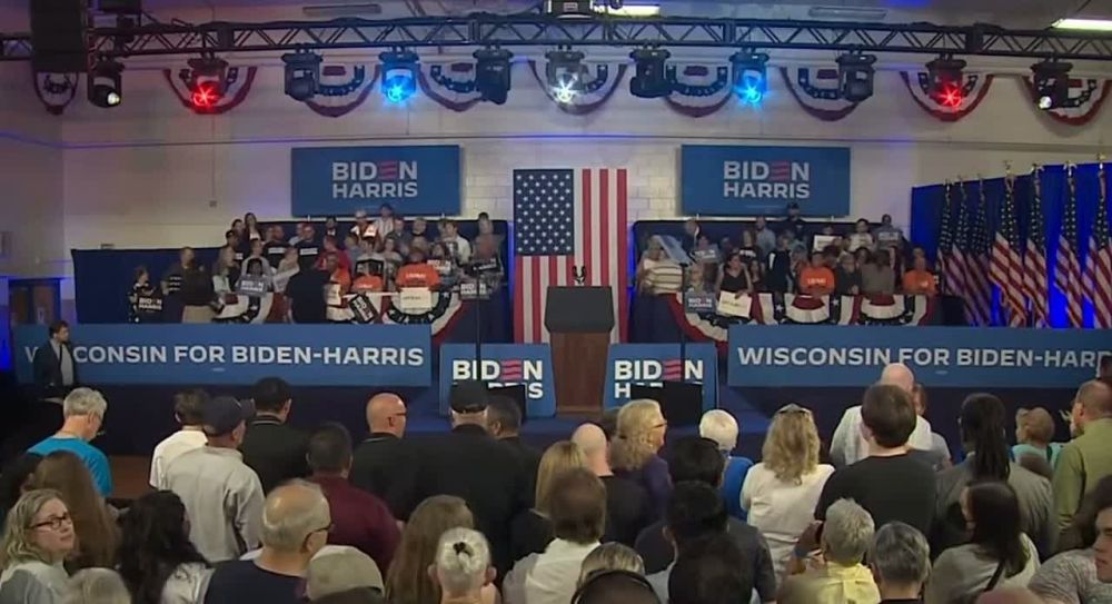 Орбан попал в базу «Миротворец» за визит в Москву, Зеленский грезит о столетнем партнерстве с Лондоном, а Байден пропал перед встречей со сторонниками