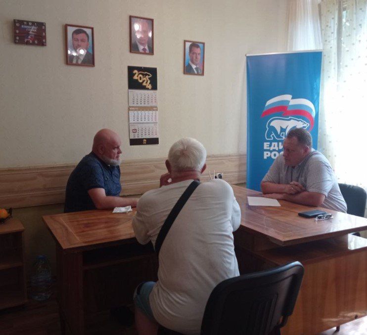 Сегодня, в общественной приемной партии "Единая Россия" Киевского района г. онецка, руководитель Управы Киевского внутригородского района Администрации городского округа Донецк Валентин Левченко, провел прием граждан