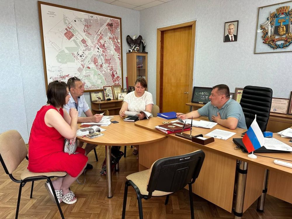 В понедельник, 8 июля, руководитель Управы Куйбышевского внутригородского района Администрации городского округа Донецк Иван Адамец провел прием граждан