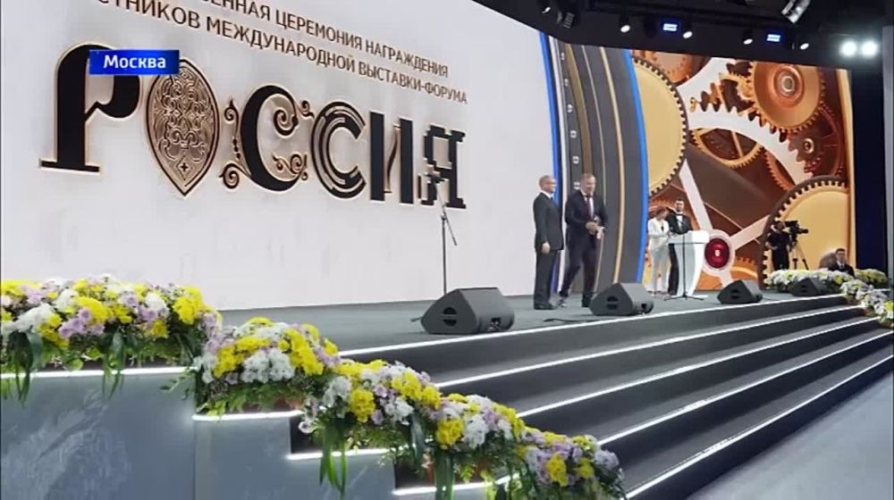 Сергей Кириенко вручил Денису Пушилину памятную награду за активное участие региона в выставке «Россия»