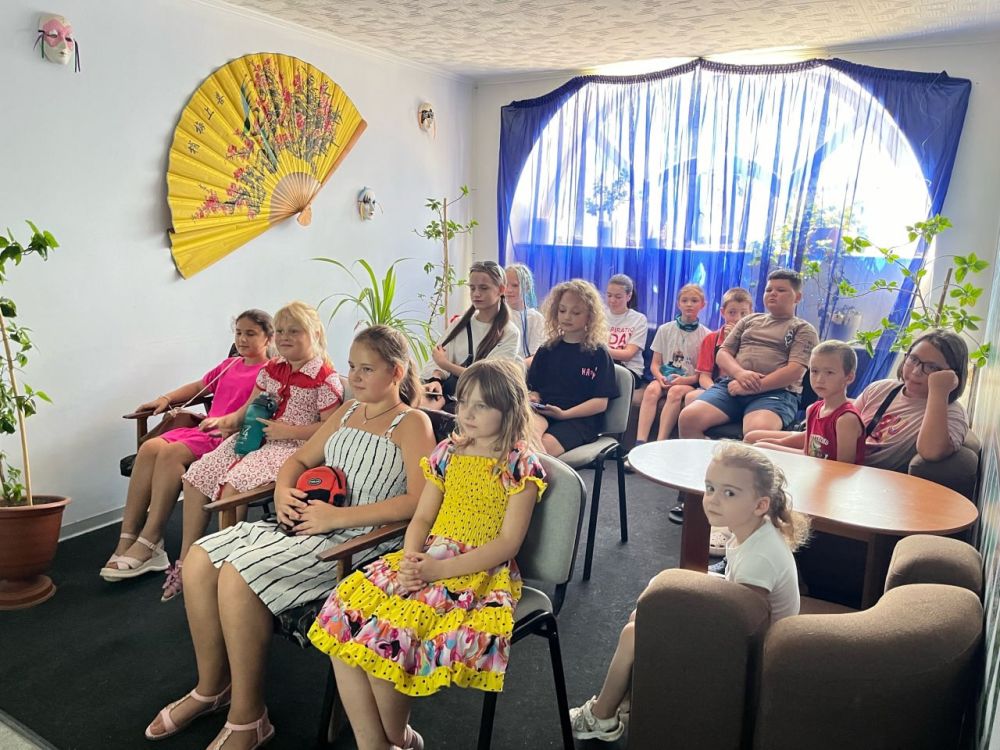 Юрий Будрин: Летние каникулы в самом разгаре! Сегодня, в этот жаркийсолнечный день, Дворец культуры им. . ранко организовал досуг детей Кировского района, Ребята с удовольствием посмотрели мультфильм « Иван Царевич и Серый волк»