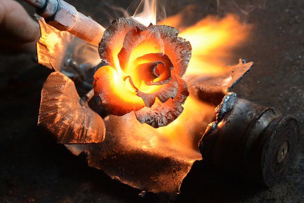 В Госдеп доставили кованую розу из запущенного по Донецку снаряда