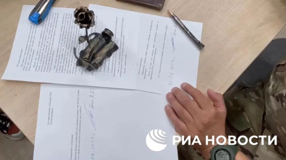 В американский госдепартамент экс-заместителю госсекретаря США по политическим вопросам Виктории Нуланд доставлена роза, выкованная в ДНР из стали запущенного по Донецку западного снаряда, сообщил советник главы республики Ян Гагин