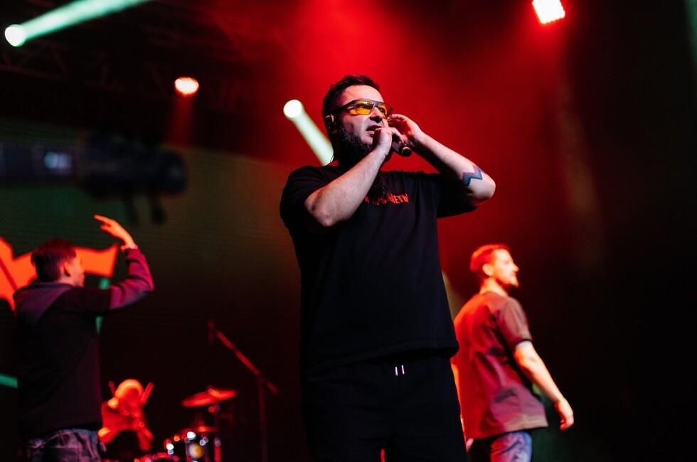 Аким Апачев рассказал о работе над новым альбомом с участием Чичериной и Прилепина