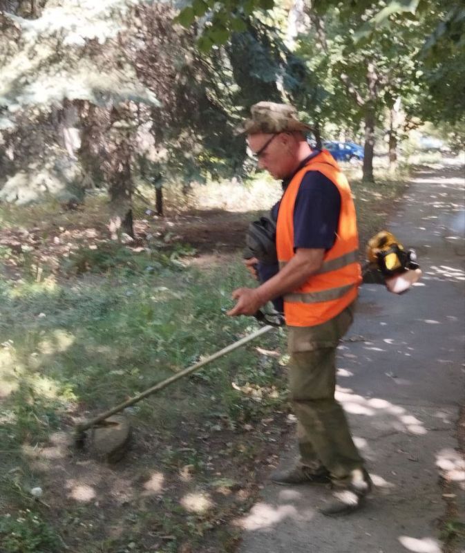 Иван Адамец: Несмотря на аномальную жару, сотрудники МУП АГД «УК Куйбышевского района» продолжают работу по покосу сорной и карантинной травы, уборке придомовых территорий и ремонту жилого фонда