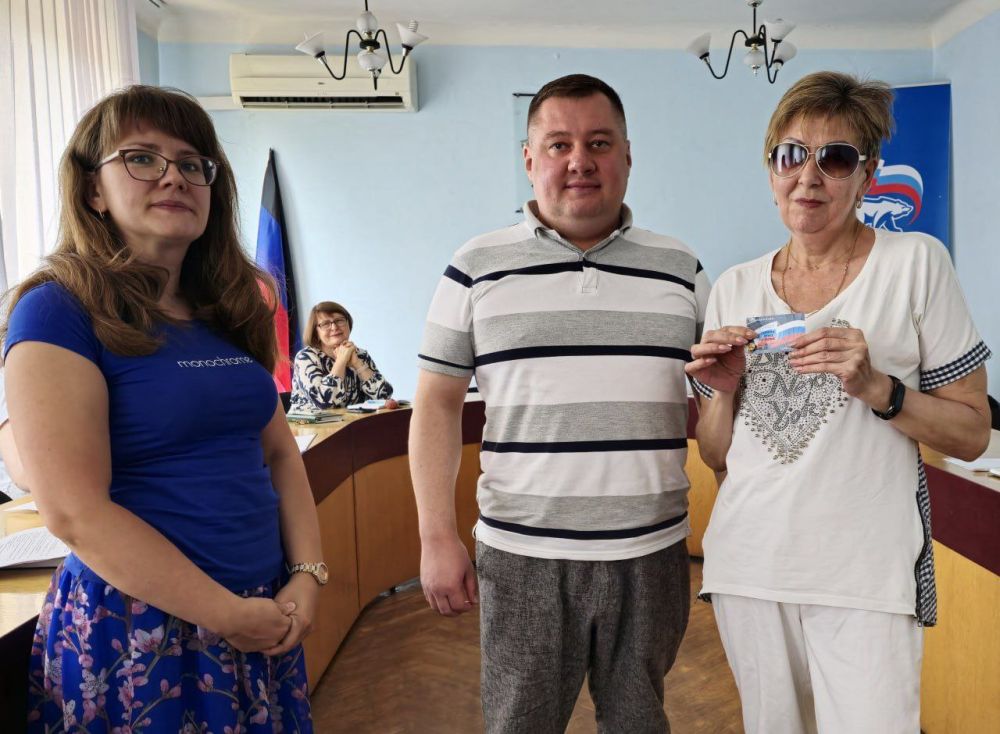 Иван Адамец: Состоялось вручение партийных билетов и нагрудных значков активистам, присоединившимся к Всероссийской Политической Партии «ЕДИНАЯ РОССИЯ» в Куйбышевском районе района г. Донецка