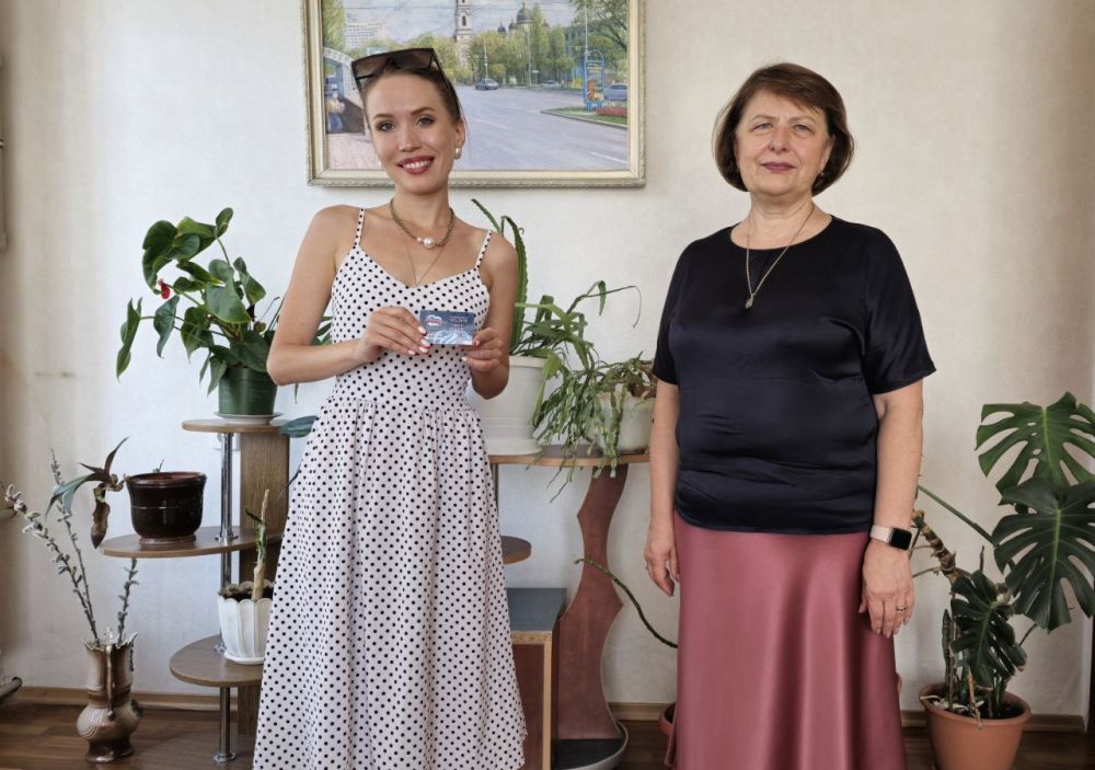 Иван Адамец: Заместитель руководителя Управы Куйбышевского внутригородского района Администрации городского округа Донецк Инна Бондаренко вручила партийные билеты Всероссийской Политической Партии «ЕДИНАЯ РОССИЯ» сотрудникам социальной сферы