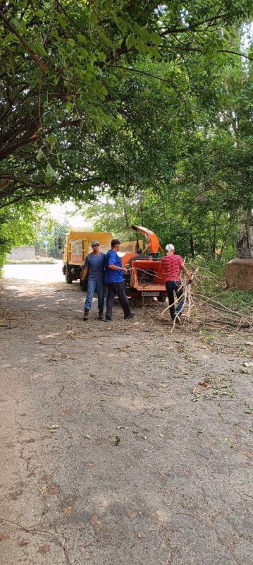 Василий Ткачук: Сегодня силами МУП АГД "Управляющая компания Калининского района г.Донецка", с привлечением подрядной организации, ведутся работы по измельчению веток в щепу, образовавшихся на территории многоквартирного жилого фонда по адресам: