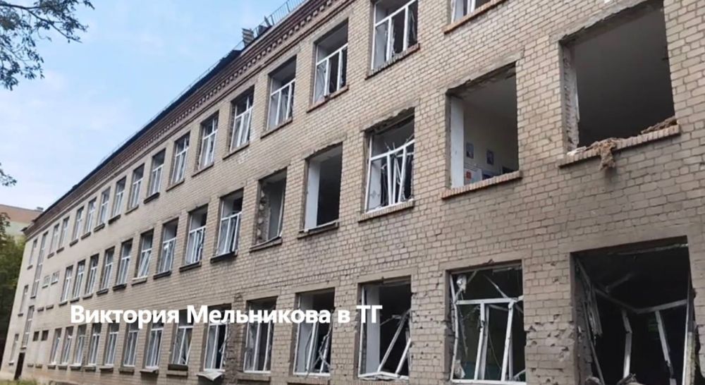 Виктория Мельникова: Последствия обстрела школы в Калининском районе Донецка