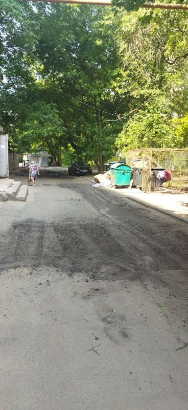 Василий Ткачук: Подрядная организация приступила к ремонту асфальтового покрытия внутриквартальных дорог многоквартирного жилого фонда МУП АГД "Управляющая компания Калининского района г.Донецка" по адресам: