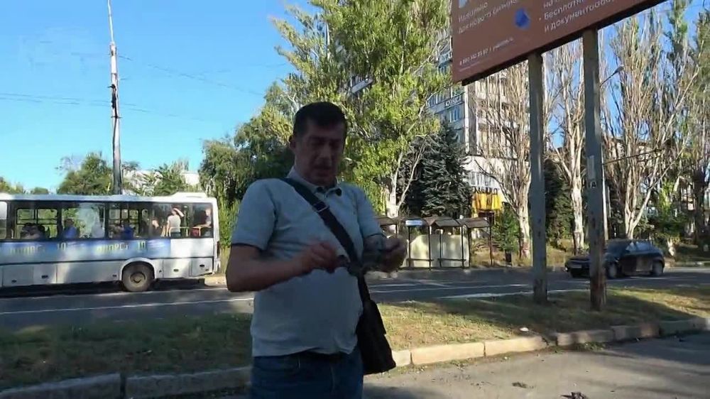 Волонтер Андрей Лысенко показал кадры последствия обстрела со стороны ВСУ Киевского района Донецка