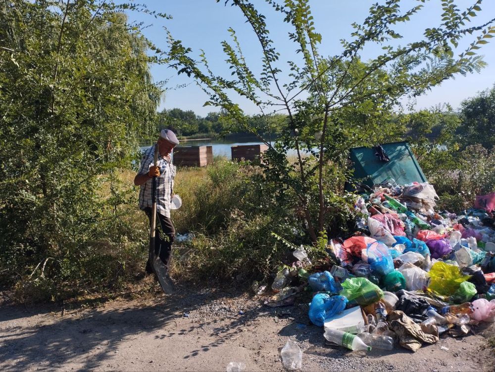 Юрий Будрин: Чистый четверг. Сегодня в рамках проведения мероприятий "Чистый четверг" МУП АГД "Кировский зеленстрой" и МУП АГД "Кировец" были проведены работы по расчистке прибрежной зоны от навалов мусора, которые оставляют отдыхающие, покосу травы