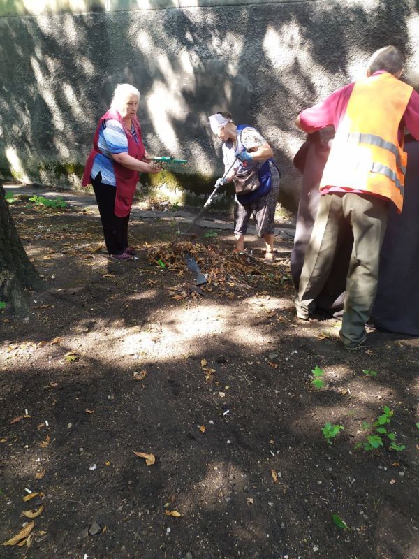 Юрий Будрин: Сегодня, 25 июля, в рамках проведения партийного проекта "Городская среда" жилищной организацией ООО "Мастеркласс" проведены работы по уборке сухих веток и листьев, уборке случайного мусора на улице Петровского 120 - 122
