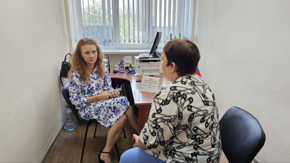 Сегодня, 25 июля, в Общественной приемной Партии «Единая Россия» в Ворошиловском внутригородском районе города Донецка личные приемы провели Депутаты Донецкого городского совета I созыва Виктория Хощенко и Лилия Ошурко