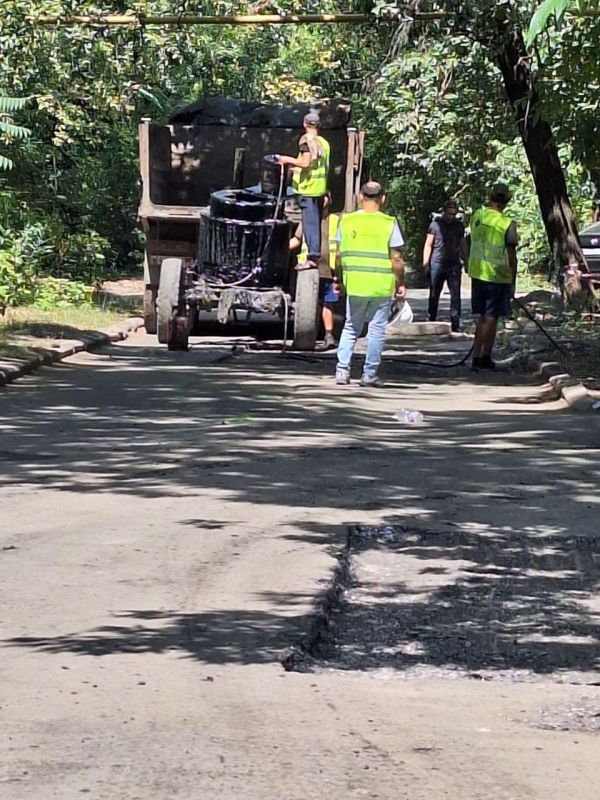 Василий Ткачук: Подрядная организация проводит работы по ремонту асфальтового покрытия внутриквартальных дорог многоквартирного жилого фонда МУП АГД "Управляющая компания Калининского района г.Донецка" по адресам: