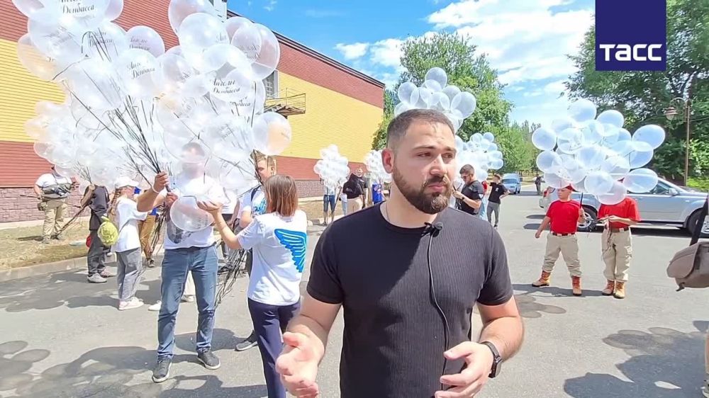 В Донецке в День памяти детей — жертв войны в Донбассе выпустили в небо тысячу шаров, передает корреспондент ТАСС