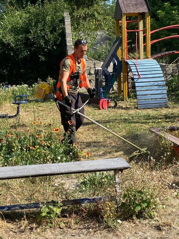 Иван Адамец: Сотрудники МУП АГД «УК Куйбышевского района» продолжают работы по покосу сорной и карантинной травы, уборке придомовых территорий и ремонту жилого фонда