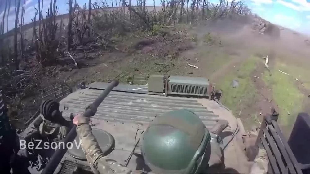 Борис Рожин: Кадры работы бронегруппы Южной группировки войск ВС РФ на Донецком направлении, где после выявления разведкой опорного пункта ВСУ в лесополосе на его захват выдвигается штурмовое подразделение при поддержке танков Т-80 и БМП-2