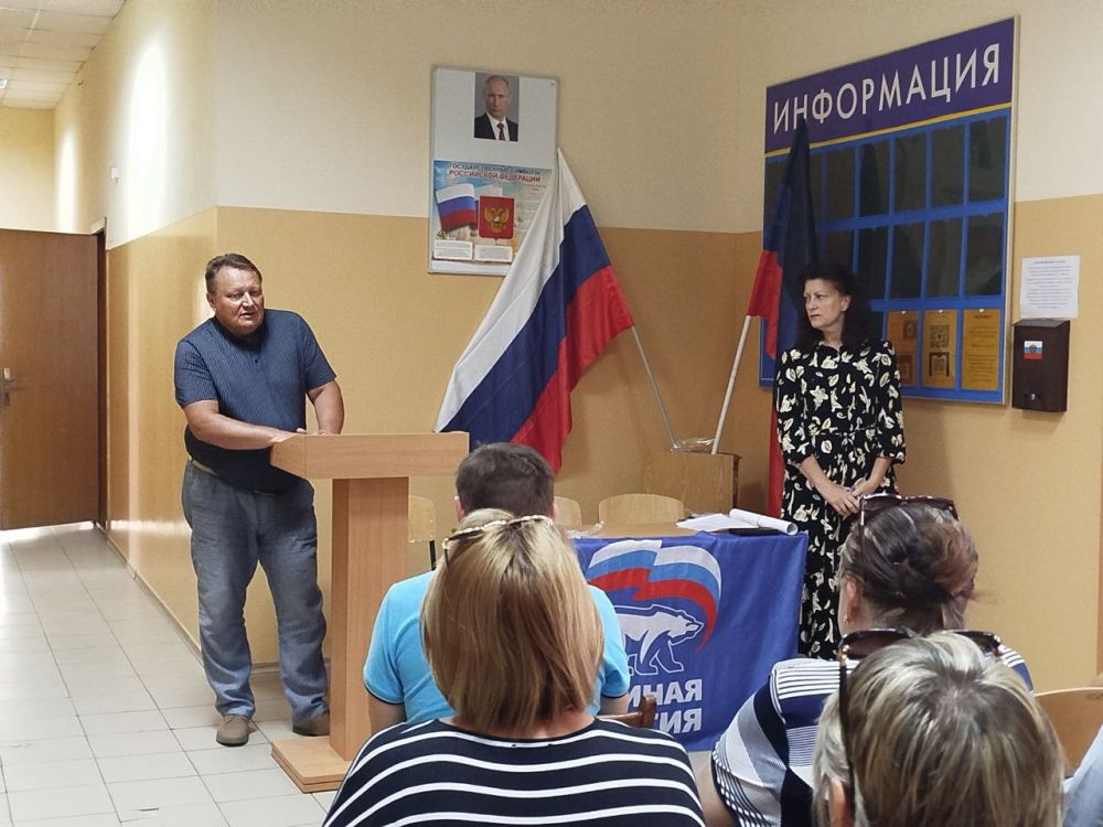 Сегодня, 31 июля, руководитель Управы Киевского внутригородского района Администрации городского округа Донецк Валентин Левченко, провел встречу с трудовым коллективом ГБУ «Городская поликлиника №18 г. Донецка»