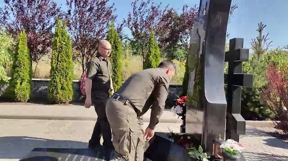 Пушилин и Кириенко возложили цветы к могилам защитников РФ на Аллее Героев. Видео