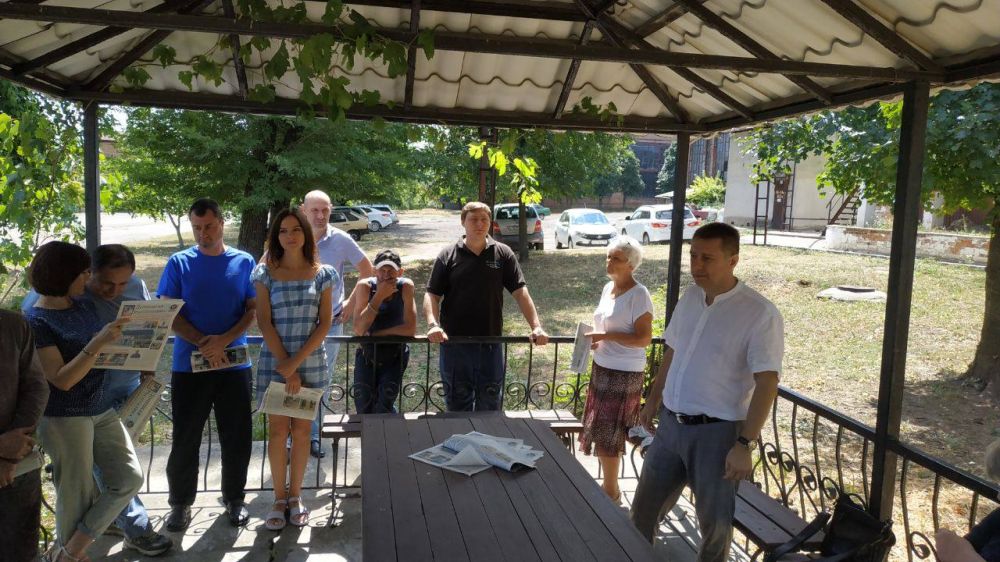 Михаил Меренков: Сегодня, 1 августа, состоялась выездная рабочая встреча заместителя Руководителя Управы Буденновского внутригородского района Администрации городского округа Геннадия Хоменка с трудовым коллективом ООО «Завод Коксохимоборудование»