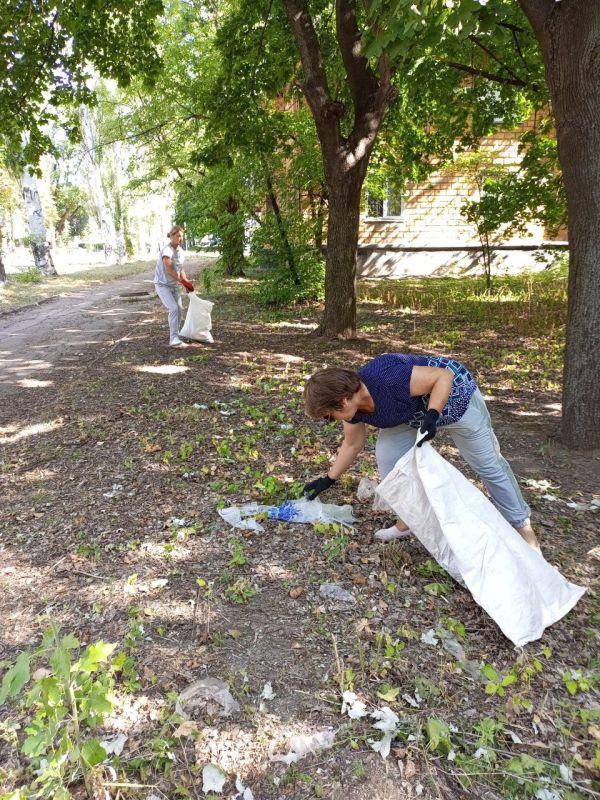 Василий Ткачук: Сегодня, 1 августа, в рамках проведения акции «Чистый четверг» сотрудники Управы Калининского внутригородского района, предприятий, учреждений, организаций провели уборку и наведение чистоты в районе