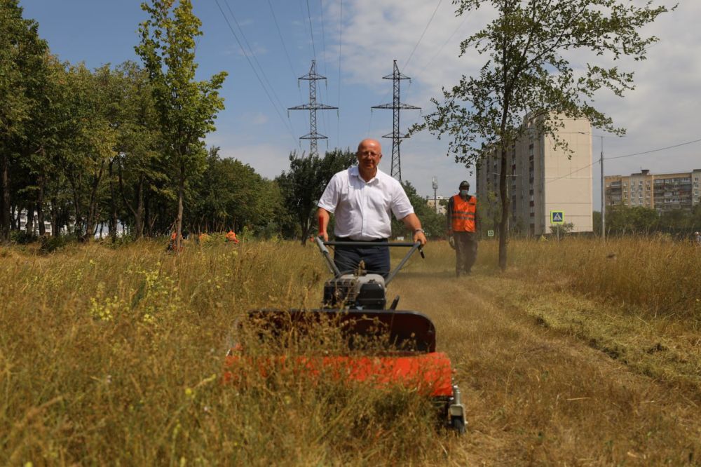 Мэр Мариуполя Олег Моргун показал, как нужно косить газоны!