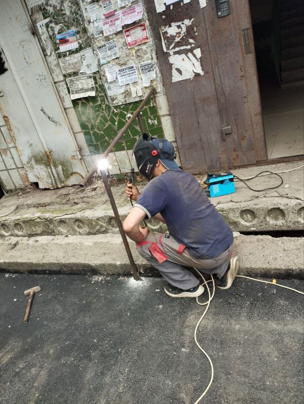 Василий Ткачук: Силами МУП АГД "Управляющая компания Калининского района г.Донецка" выполнены сварочные работы по установке поручней входной группы подъезда жилого дома № 36 по проспекту Ильича