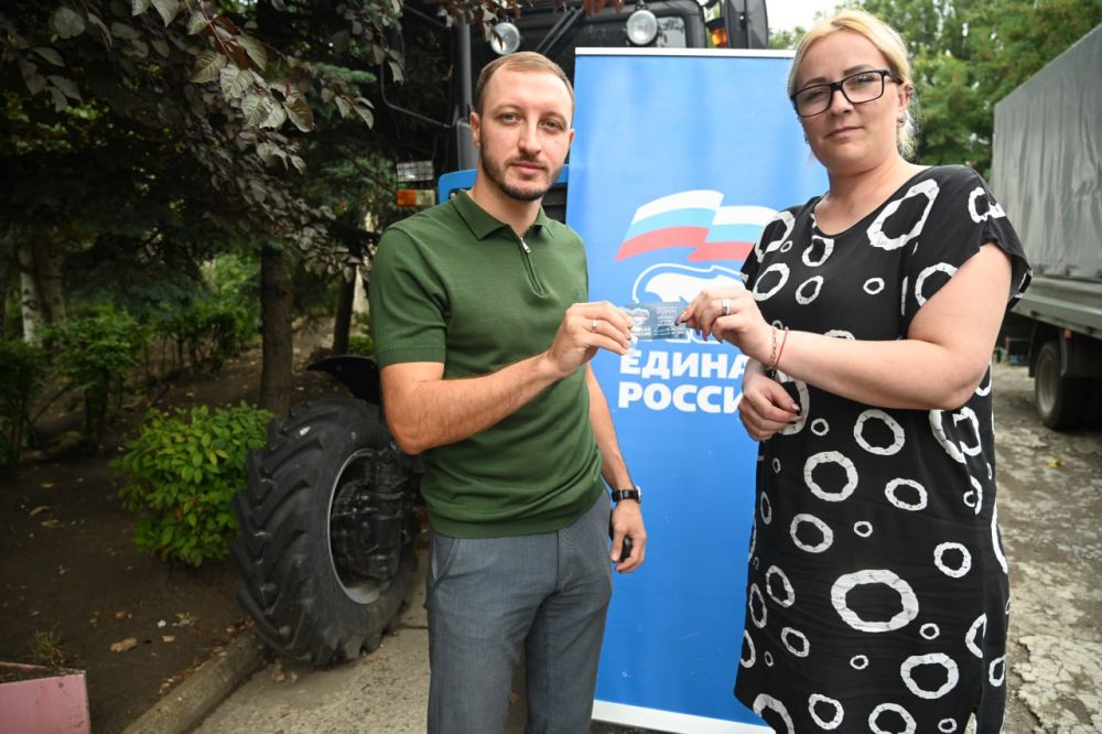 Иван Адамец: В Куйбышевском районе города Донецка состоялось вручение партийных билетов «ЕДИНАЯ РОССИЯ» трудовому коллективу МУП АГД "Зеленстрой Куйбышевского района"