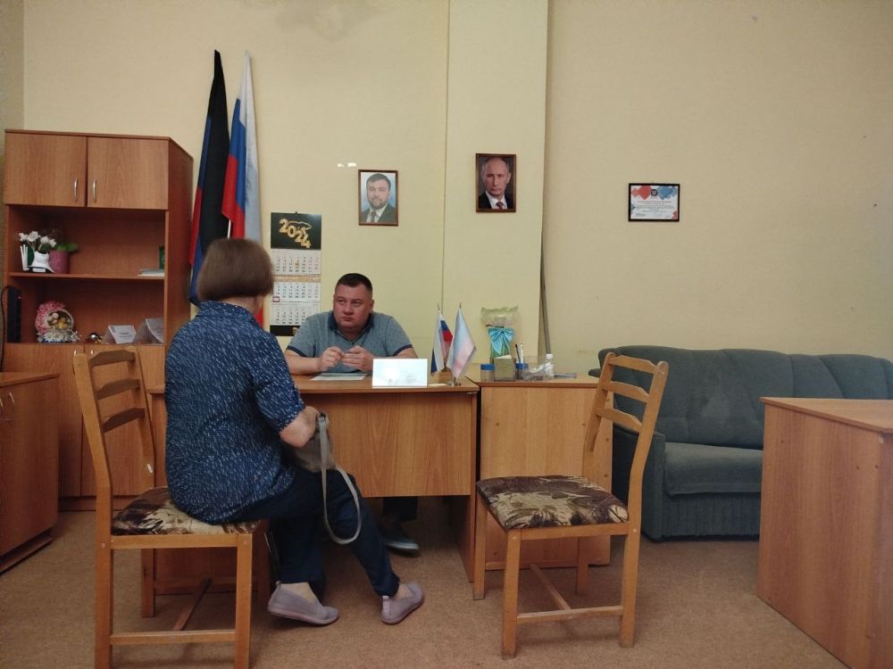 Сегодня, 6 августа, в общественной приемной партии "Единая Россия" Куйбышевского района города Донецка руководитель Управы Куйбышевского внутригородского района Администрации городского округа Донецк Иван Адамец провел прием граждан