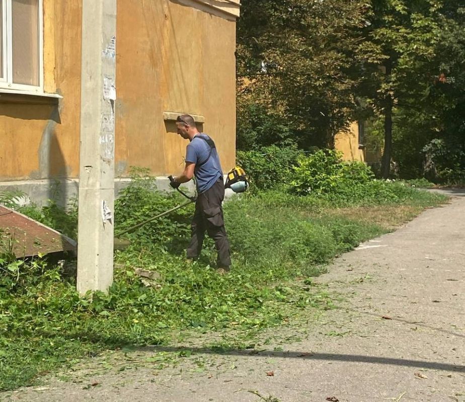 Иван Адамец: Работы по благоустройству придомовой территории, выполняемые сотрудниками МУП АГД «УК Куйбышевского района»