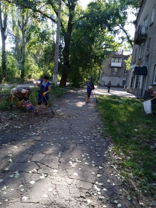 Юрий Будрин: Сегодня, 08 августа, в рамках проведения мероприятий "Чистый четверг" ООО "Горняк -2015", МУП АГД "КИРОВСКИЙ ЗЕЛЕНСТРОЙ" и ООО "МАСТЕРКЛАСС" провели работы: