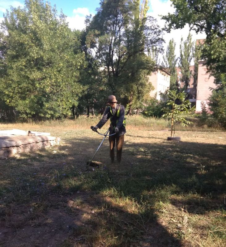 Василий Ткачук: Сегодня МУП АГД "Управляющая компания Калининского района г.Донецка" продолжает работы по покосу травы на территории многоквартирного жилого фонда Калининского внутригородского района города Донецка