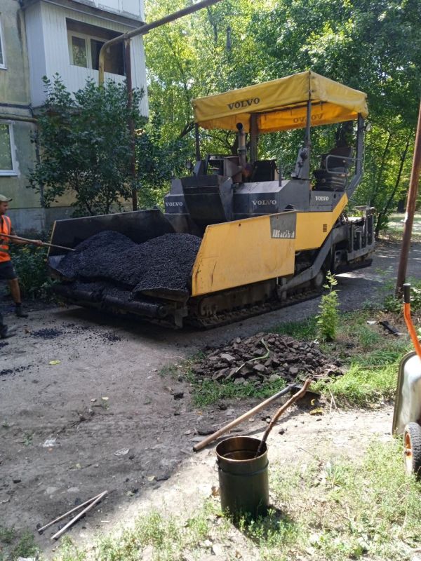 Василий Ткачук: Подрядной организацией продолжаются работы по ремонту асфальтового покрытия внутриквартальных дорог многоквартирного жилого фонда МУП АГД "Управляющая компания Калининского района г.Донецка" по адресам: