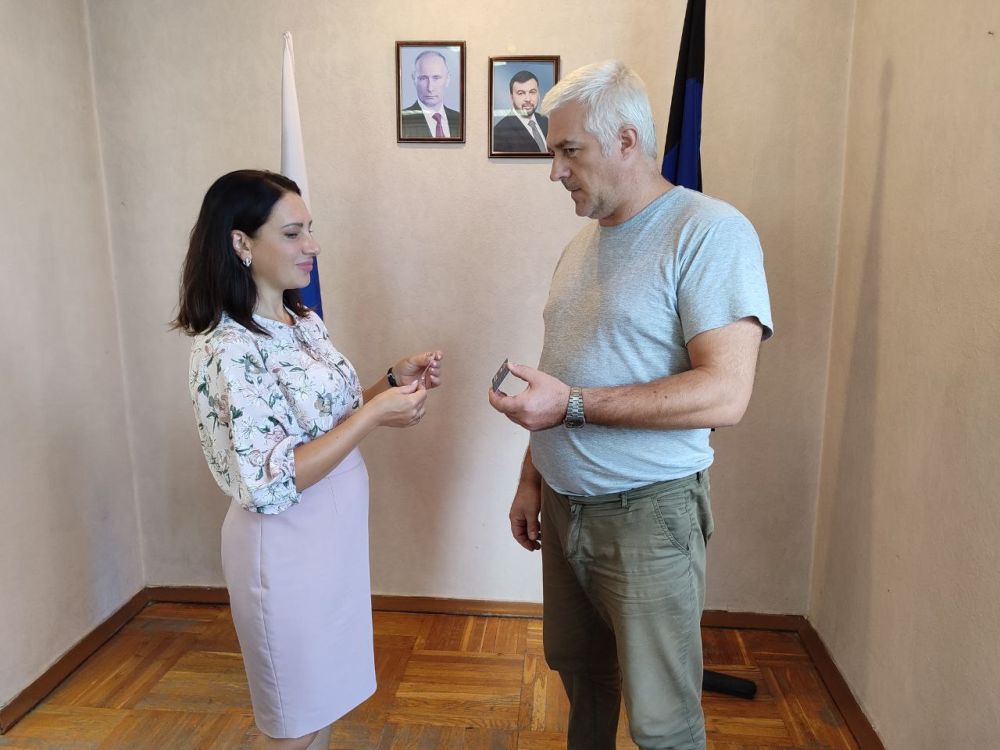 Вручение партийных билетов