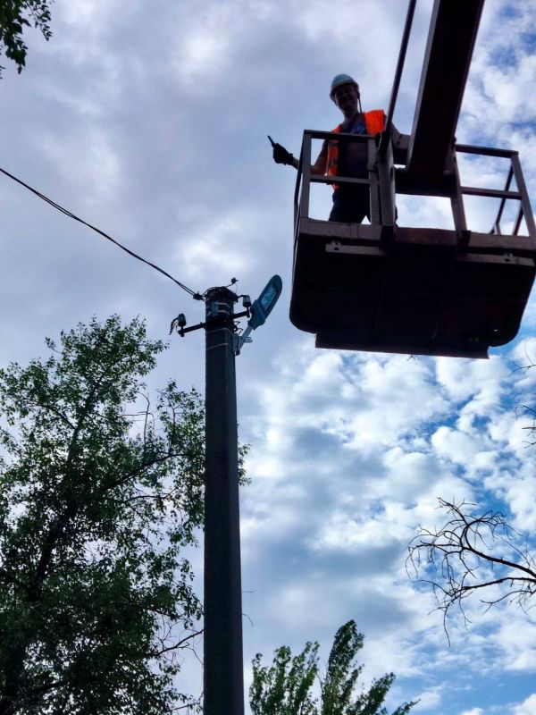 Михаил Меренков: МУП АГД Донецкгорсвет сегодня в Буденновском районе выполняли работы по замене светильников наружного освещения по улицам Октября и Буденного