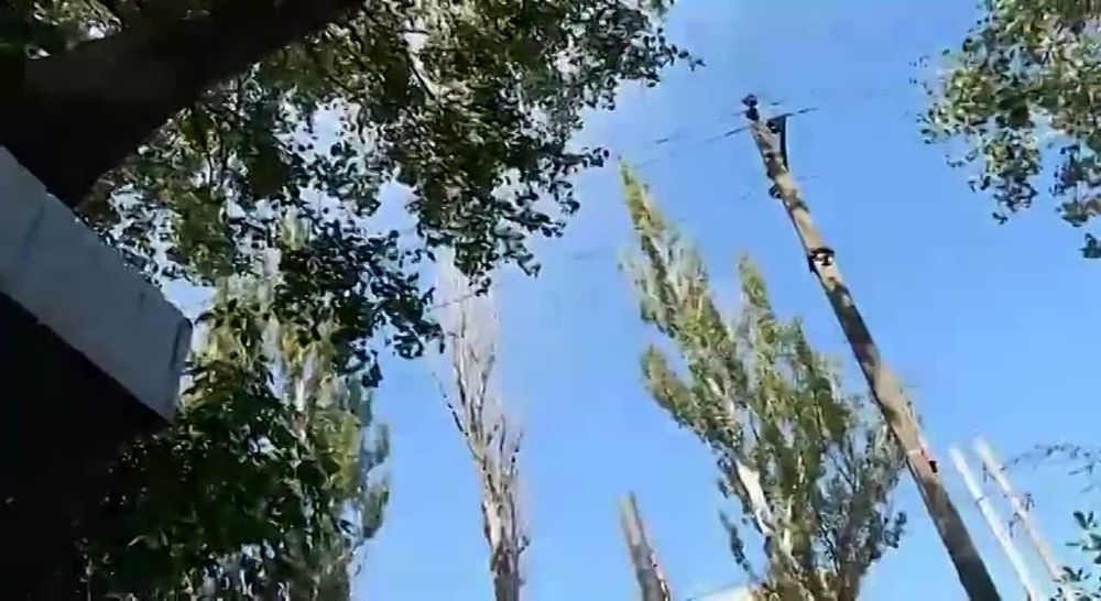 Момент удара ВСУ по ТЦ «Галактика» снял донецкий волонтёр