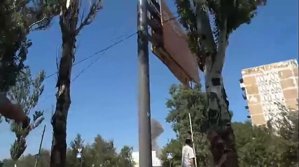 Момент удара ВСУ по ТЦ снял донецкий волонтёр