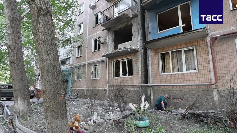 Количество раненых из-за обстрела со стороны ВСУ мирных жителей на западе Донецка возросло до четырех, сообщили в следственном управлении Следственного комитета РФ по региону