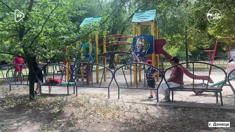 Мир, сила, вера. Депутатский флешмоб от Единой России продолжается. Депутат Народного Совета ДНР Ольга Арутинова поздравила детвору Донецка с Днем государственного флага Российской Федерации