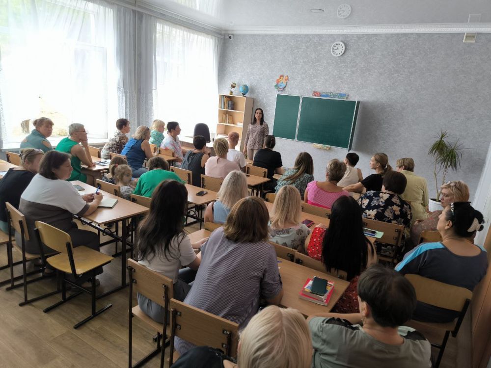 Татьяна Темникова: Сегодня, 23 августа, провела встречу с трудовым коллективом Государственного бюджетного общеобразовательного учреждения "Школа № 42 городского округа Донецк Донецкой Народной Республики"