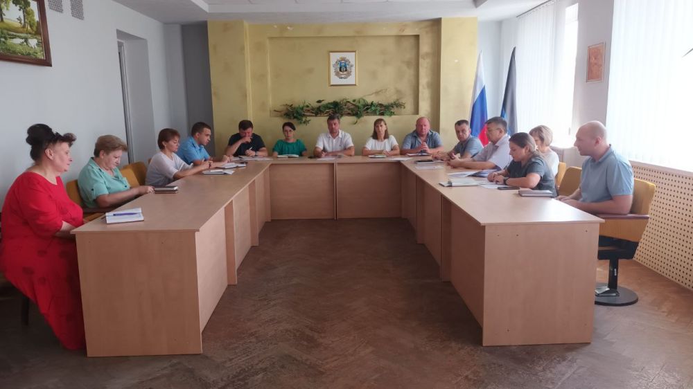 Василий Ткачук: Сегодня, 28 августа, провел аппаратное совещание в Управе Калининского внутригородского района Администрации городского округа Донецк