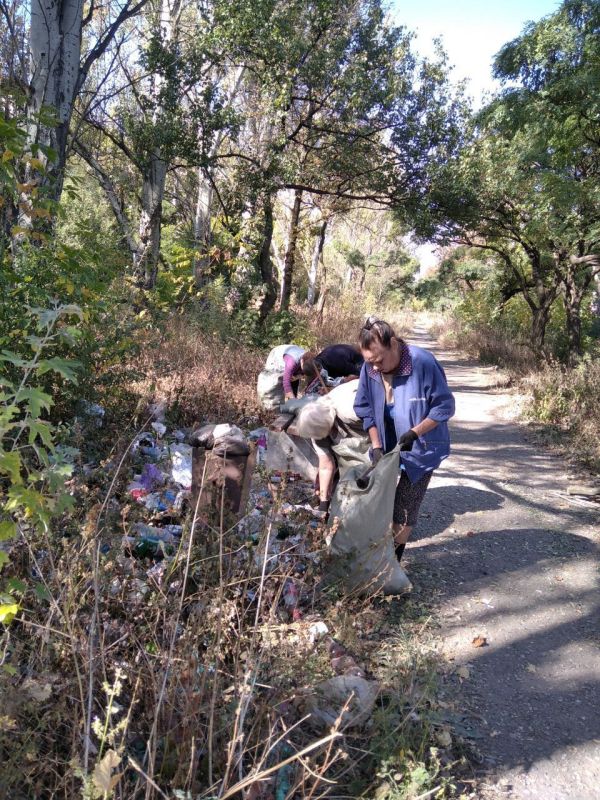 Юрий Будрин: Сегодня, 26 сентября, в рамках проведения мероприятия "Чистый четверг" сотрудниками жилищной организации ООО "Горняк -2015" были выполнены работы по уборке территории в парковой алее, по ул. Кирова, пос