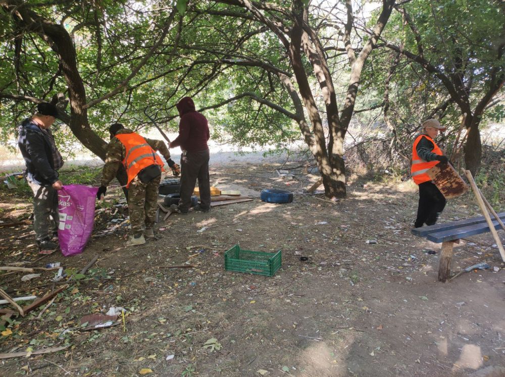 Юрий Будрин: Сегодня, 26 сентября, в рамках проведения мероприятия "Чистый четверг" сотрудниками жилищной организации ООО «Текстильщик-2015» были выполнены работы по уборке случайного мусора, сухой листвы и веток, по следующим адресам: