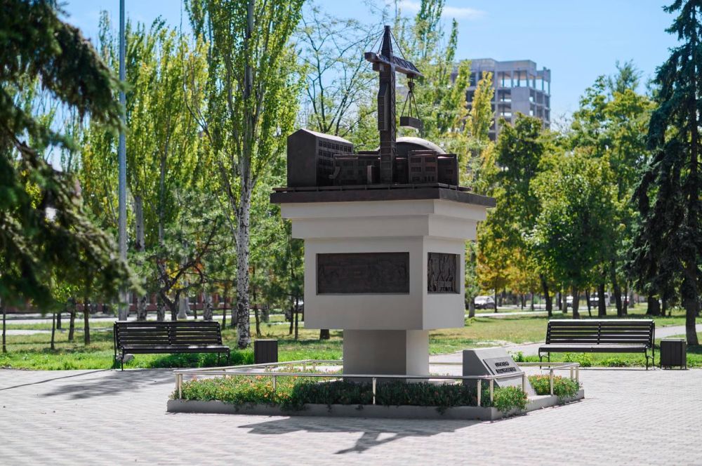 В Мариуполе появился памятник строителю-восстановителю Донбасса и Новороссии!